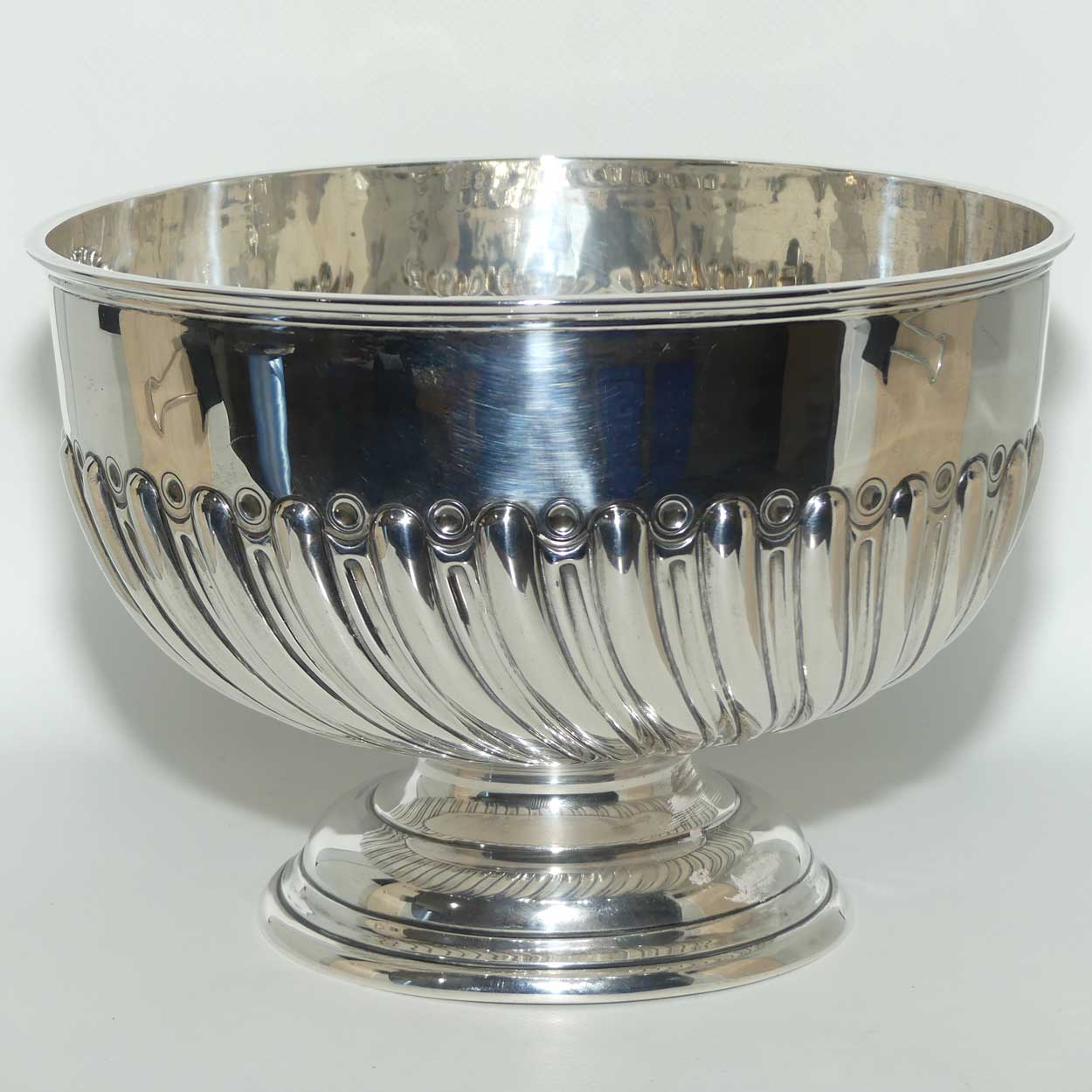 Edwardian era Sterling Silver pedastal bowl with gadrooned pattern | Chester 1906 | 856 grams