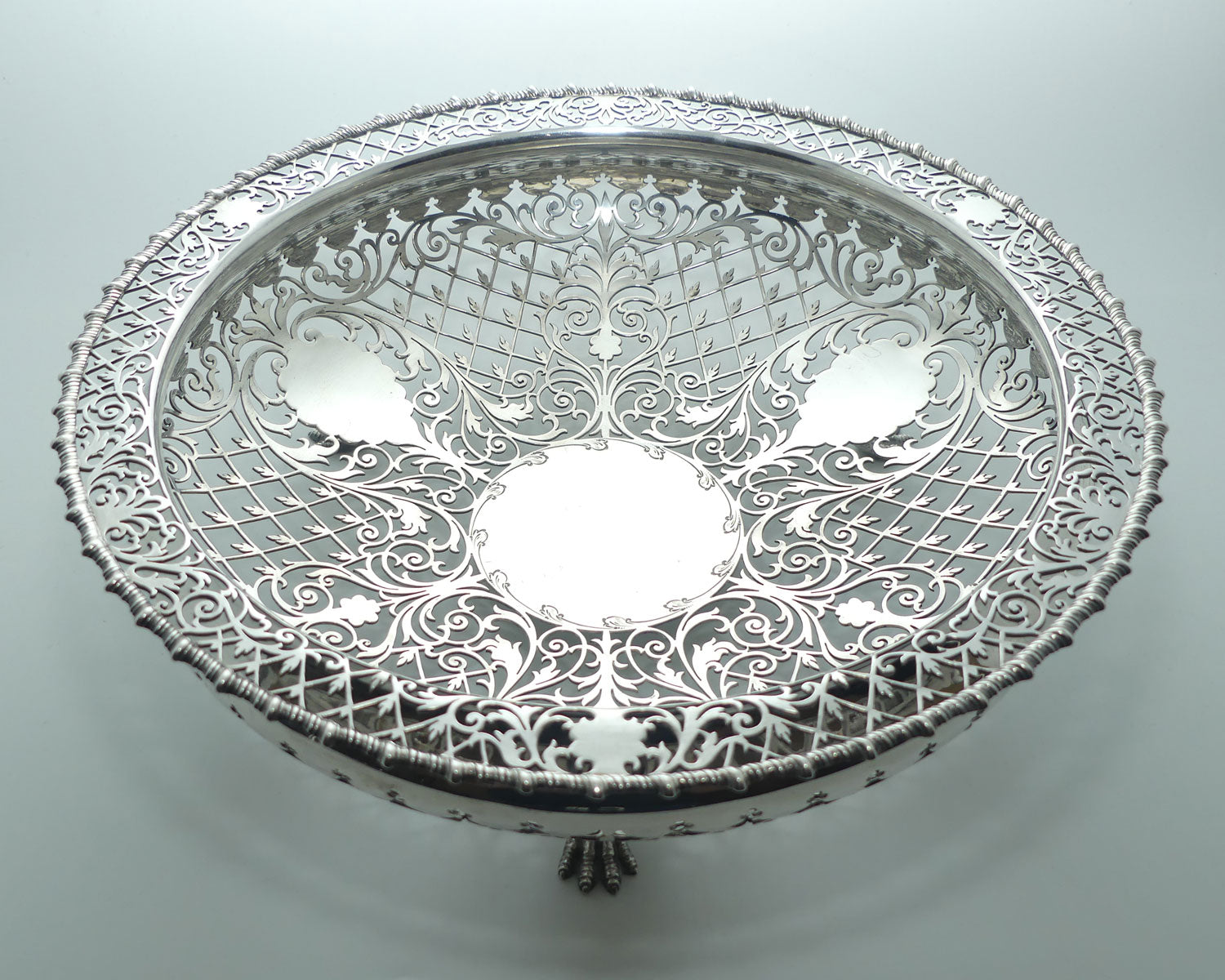 Magnificent George V Sterling Silver openwork table bowl on 3 claw feet | London 1907 | 1022g | Goldsmiths & Silversmiths Co Ltd