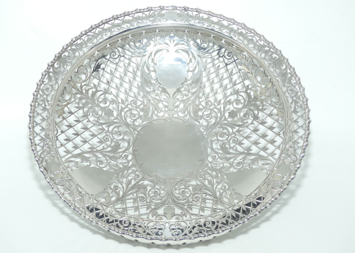 Magnificent George V Sterling Silver openwork table bowl on 3 claw feet | London 1907 | 1022g | Goldsmiths & Silversmiths Co Ltd