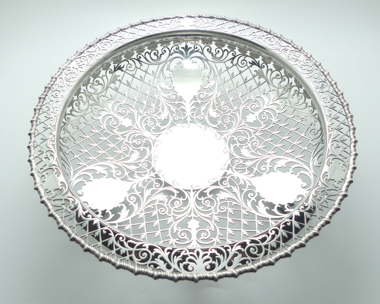 Magnificent George V Sterling Silver openwork table bowl on 3 claw feet | London 1907 | 1022g | Goldsmiths & Silversmiths Co Ltd