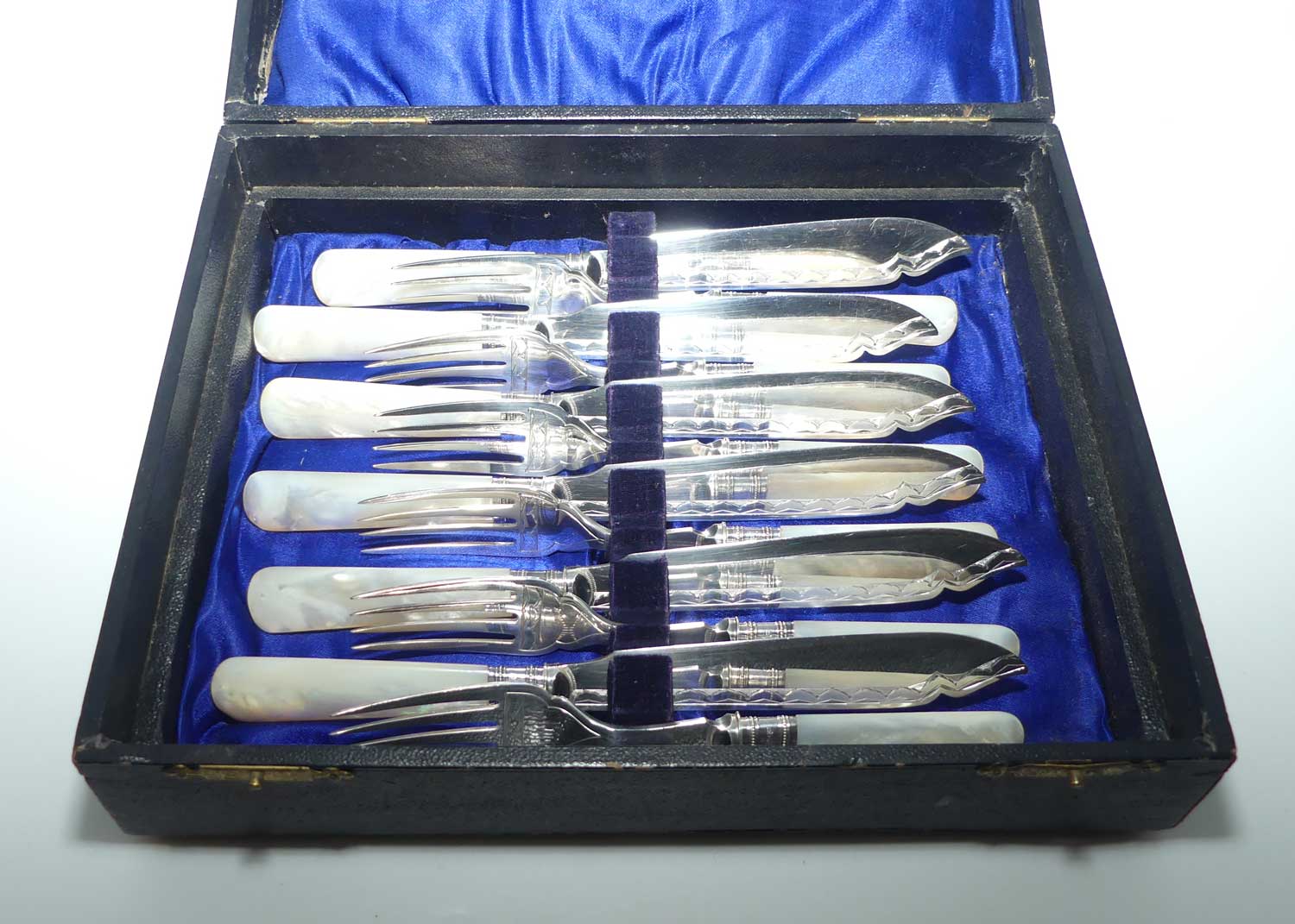 Edwardian era Solid Mother of Pearl handles, Sterling Silver Ferrules and EPNS blades set of 6 fish eaters
