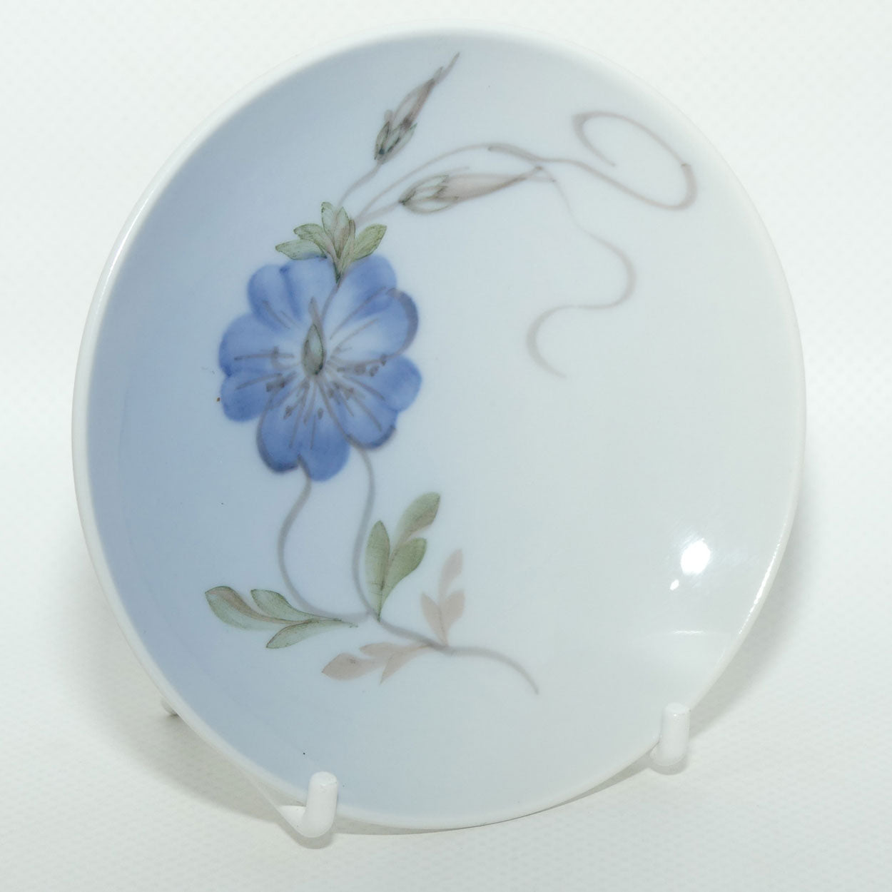 Royal Copenhagen round pin dish | Flower and Sinuous Tendrils | #2800