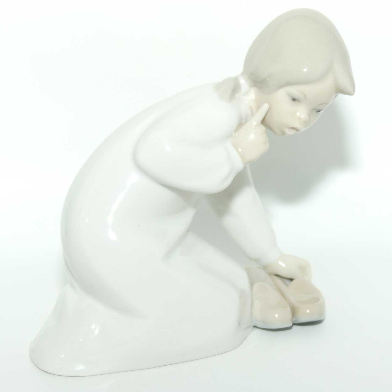 Lladro figure Little Girl with Slippers | #4523 | #1