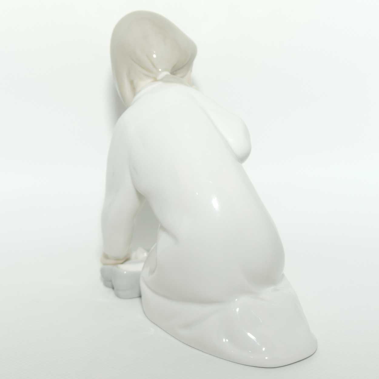 Lladro figure Little Girl with Slippers | #4523 | #2