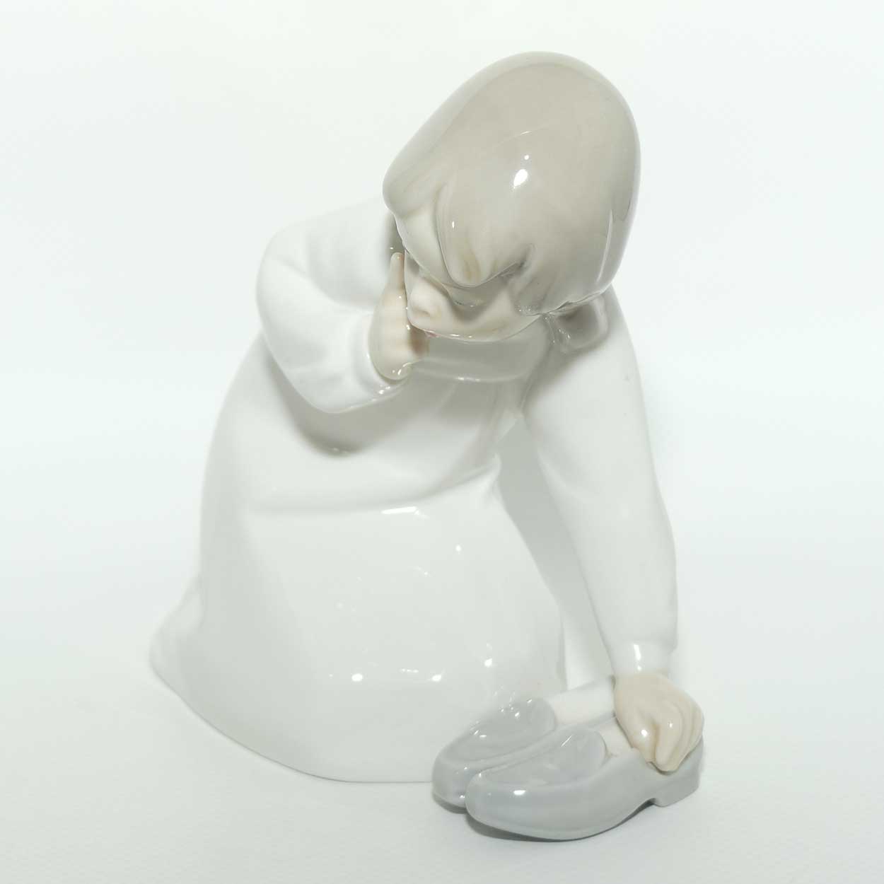 Lladro figure Little Girl with Slippers | #4523 | #2