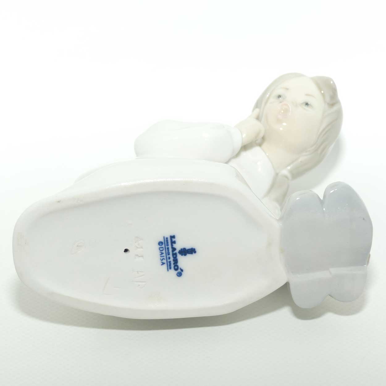 Lladro figure Little Girl with Slippers | #4523 | #2