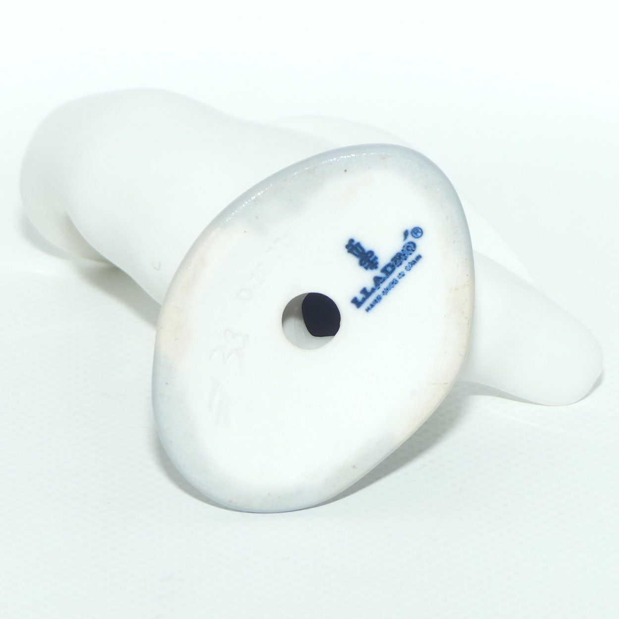 Lladro figure Little Duck #4553 | Beak in Wing | #1