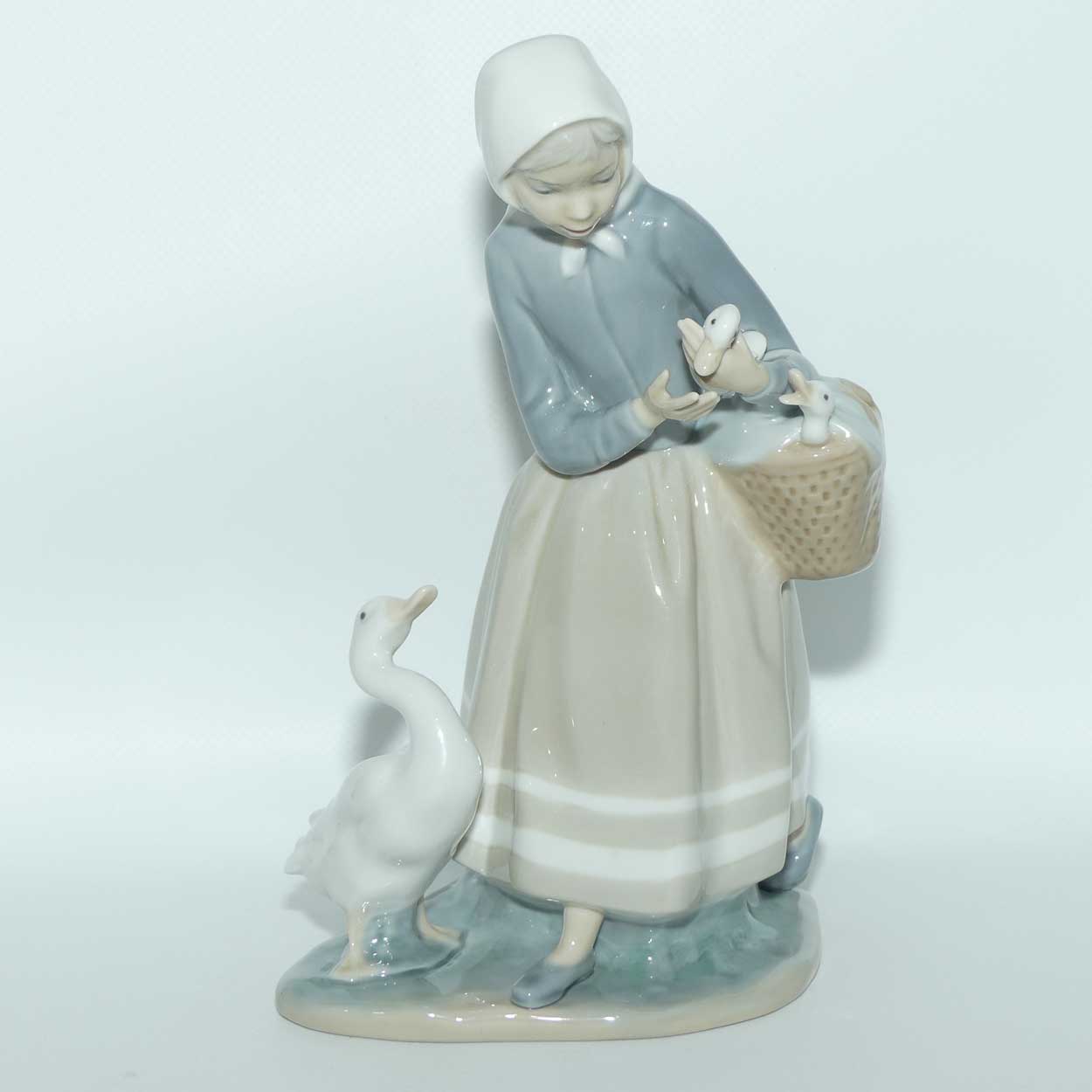 Lladro figure Shepherdess with Ducks | #4568