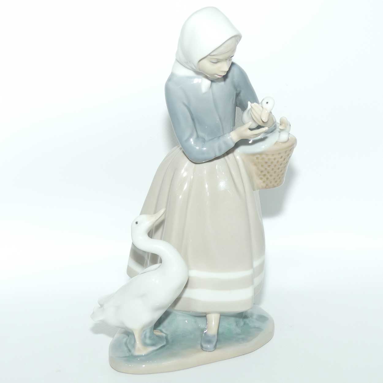 Lladro figure Shepherdess with Ducks | #4568