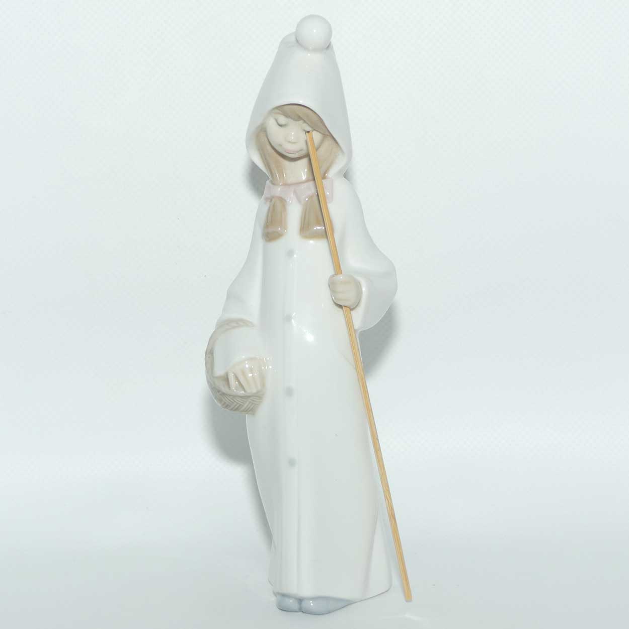 Lladro figure Girl with Basket | #4678 | Gloss