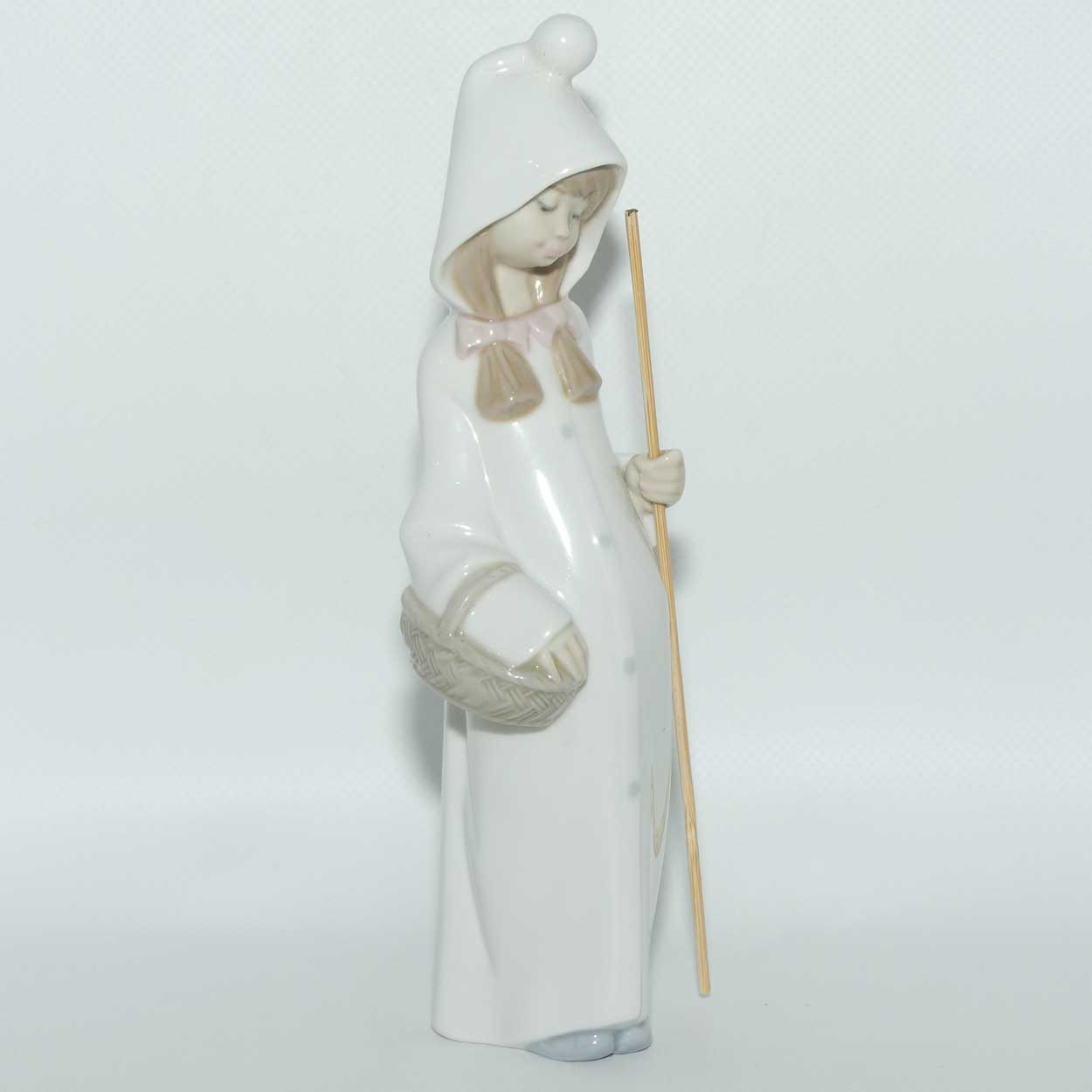 Lladro figure Girl with Basket | #4678 | Gloss