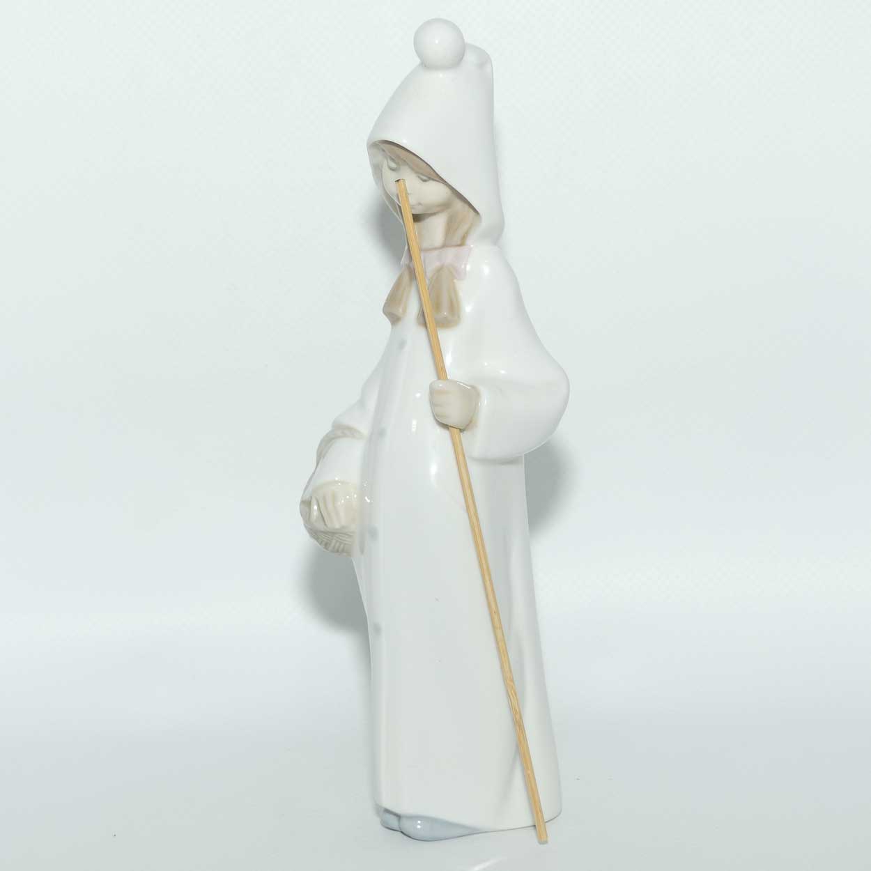 Lladro figure Girl with Basket | #4678 | Gloss