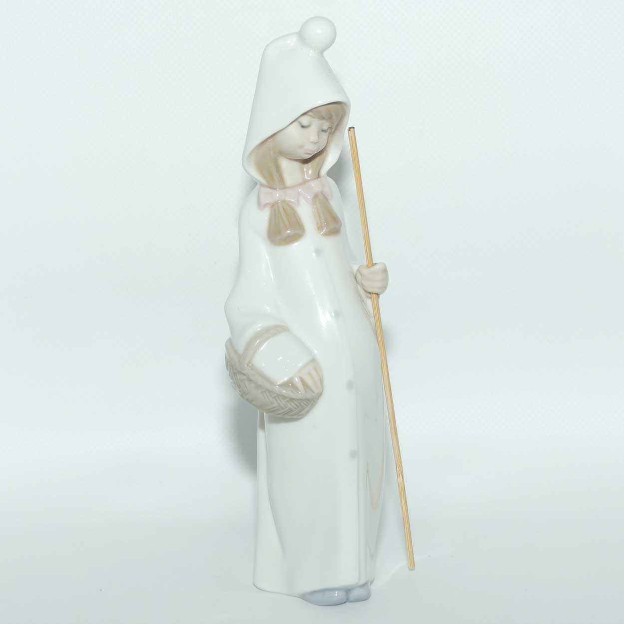 Lladro figure Girl with Basket | #4678 | Gloss