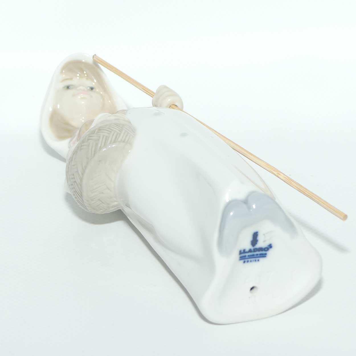 Lladro figure Girl with Basket | #4678 | Gloss