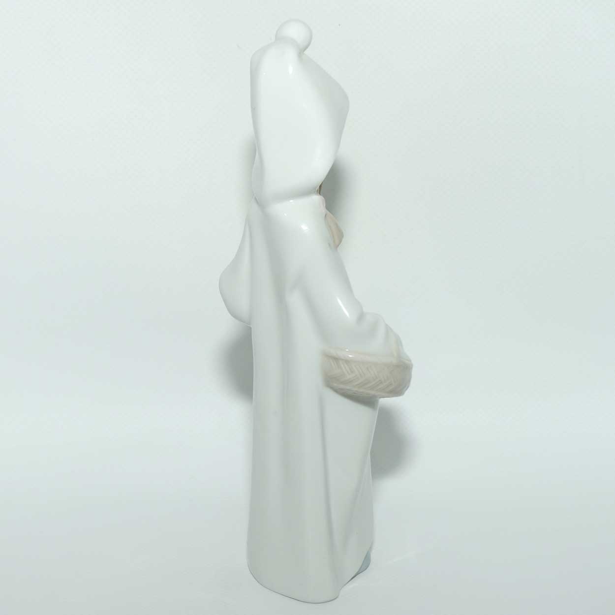 Lladro figure Girl with Basket | #4678