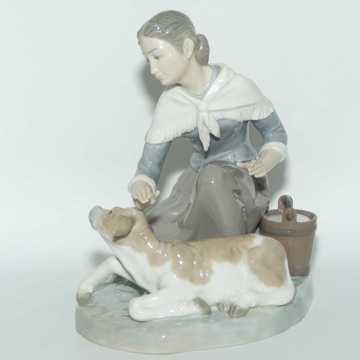 Lladro figure Caressing a Little Calf | Gloss | 4827