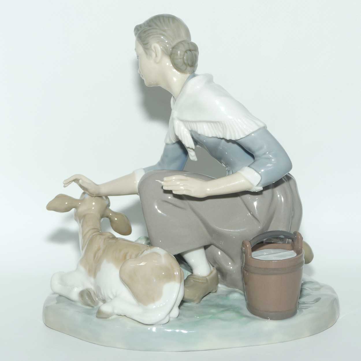 Lladro figure Caressing a Little Calf | Gloss | 4827