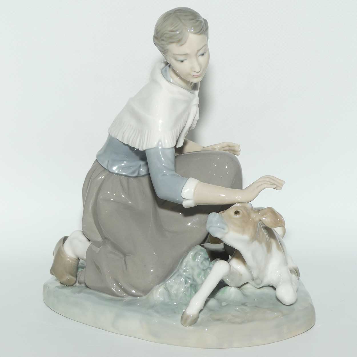 Lladro figure Caressing a Little Calf | Gloss | 4827