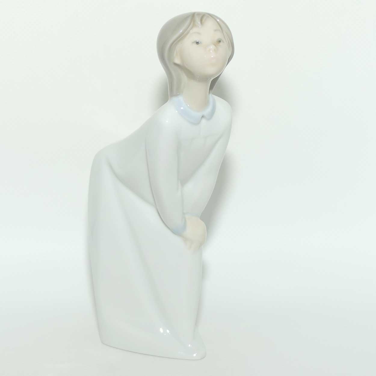 Lladro figure Girl Kissing #4873 | Boxed | #2