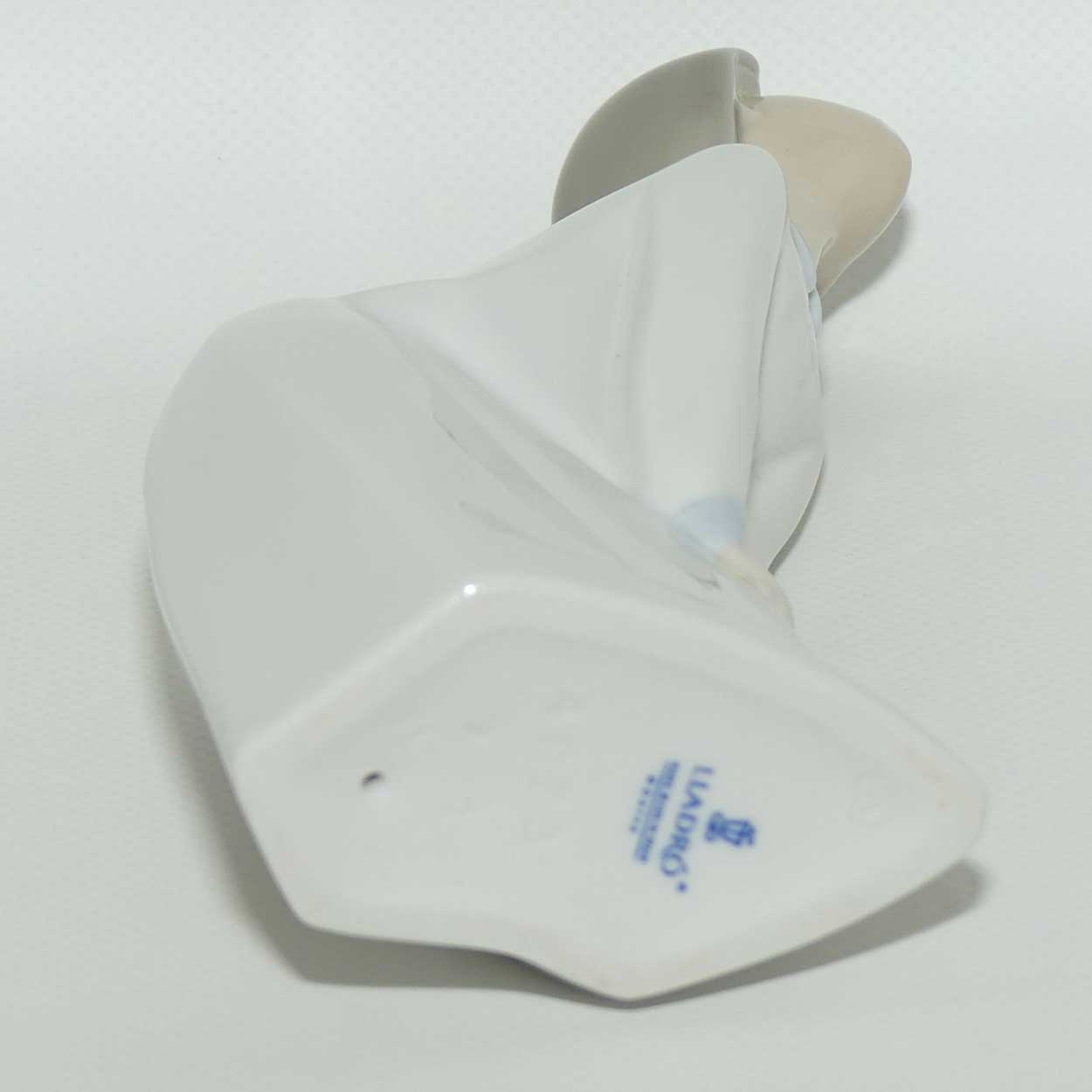 Lladro figure Girl Kissing #4873 | Boxed | #2