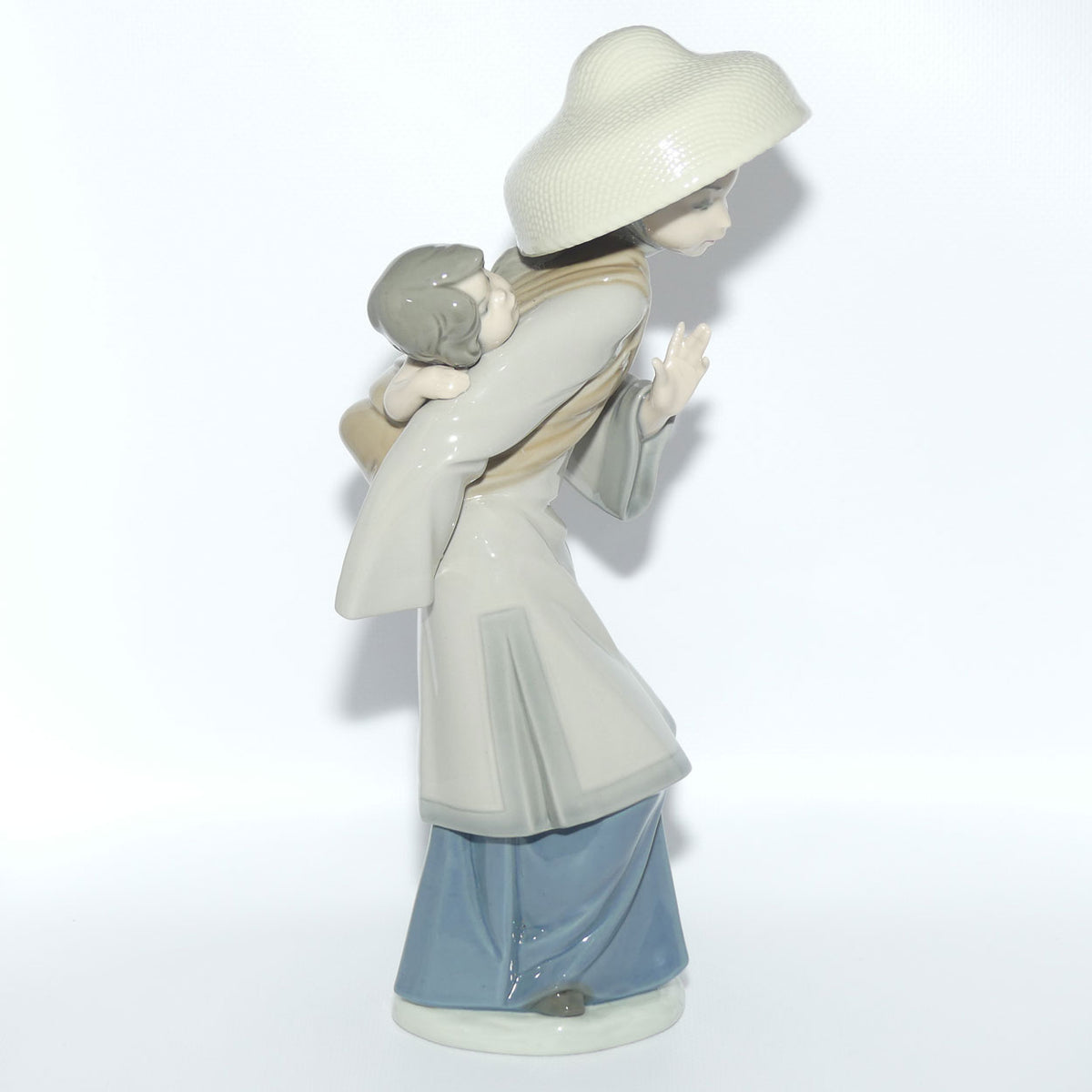 Lladro figure My Precious Bundle | #5123 | #2