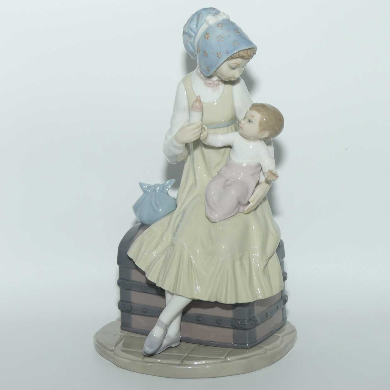 Lladro figure Feeding her Son | #5140