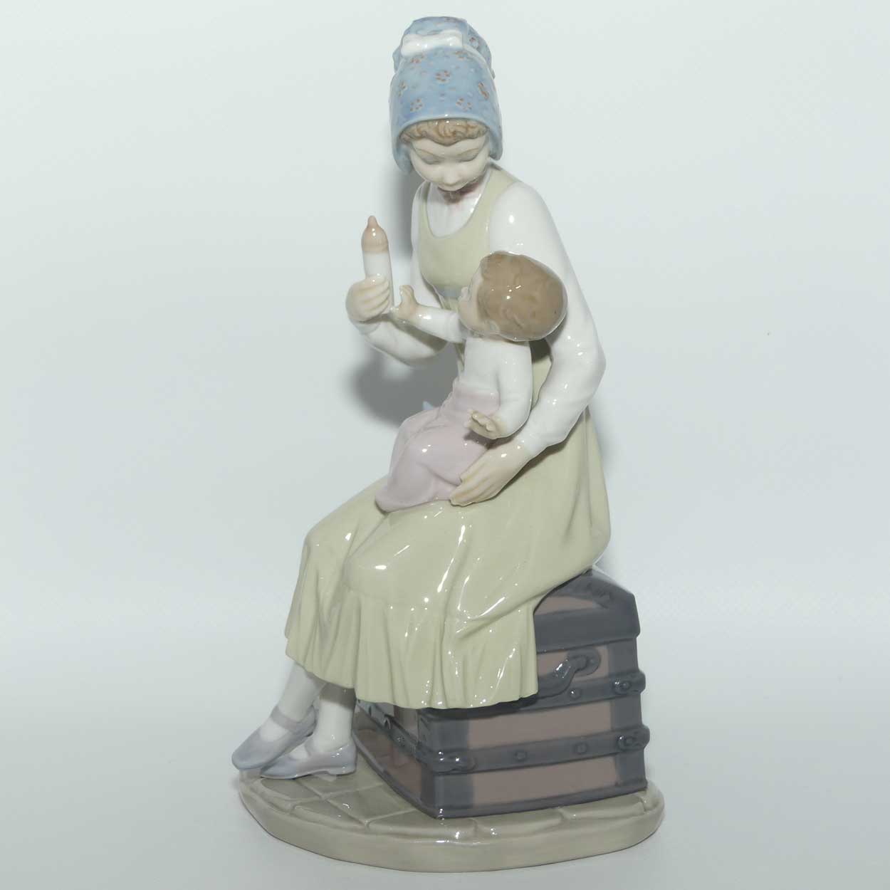 Lladro figure Feeding her Son | #5140