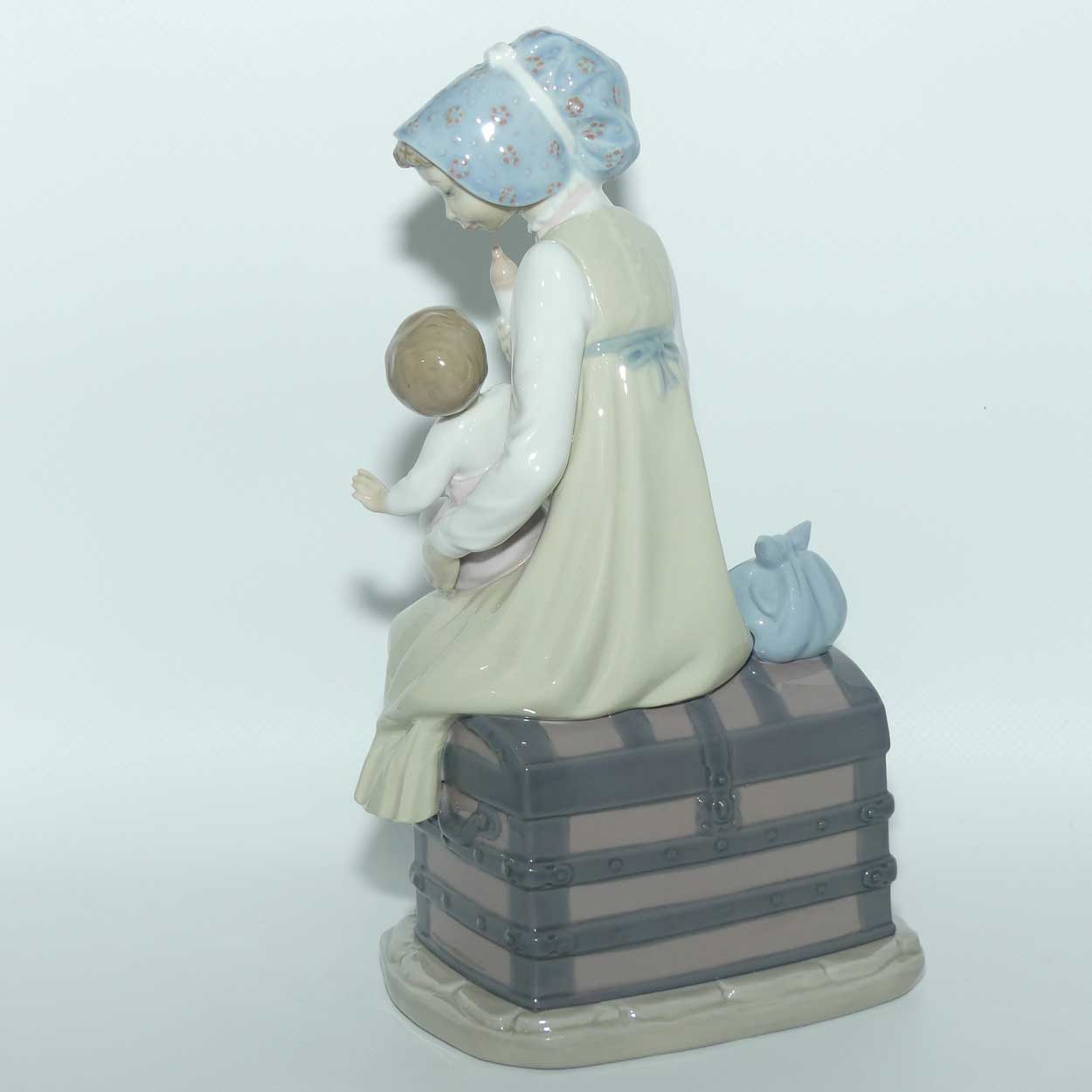 Lladro figure Feeding her Son | #5140