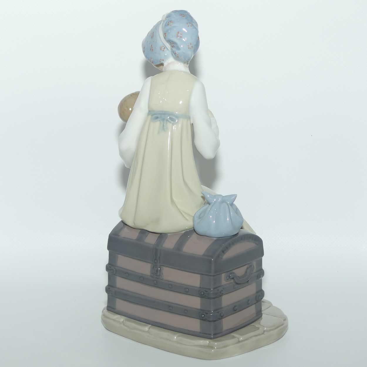 Lladro figure Feeding her Son | #5140