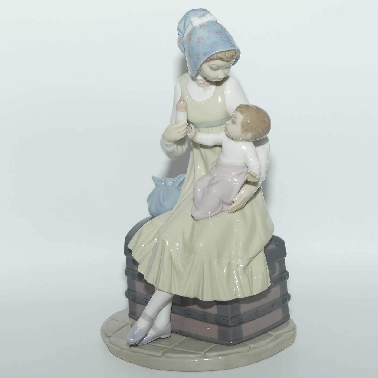 Lladro figure Feeding her Son | #5140
