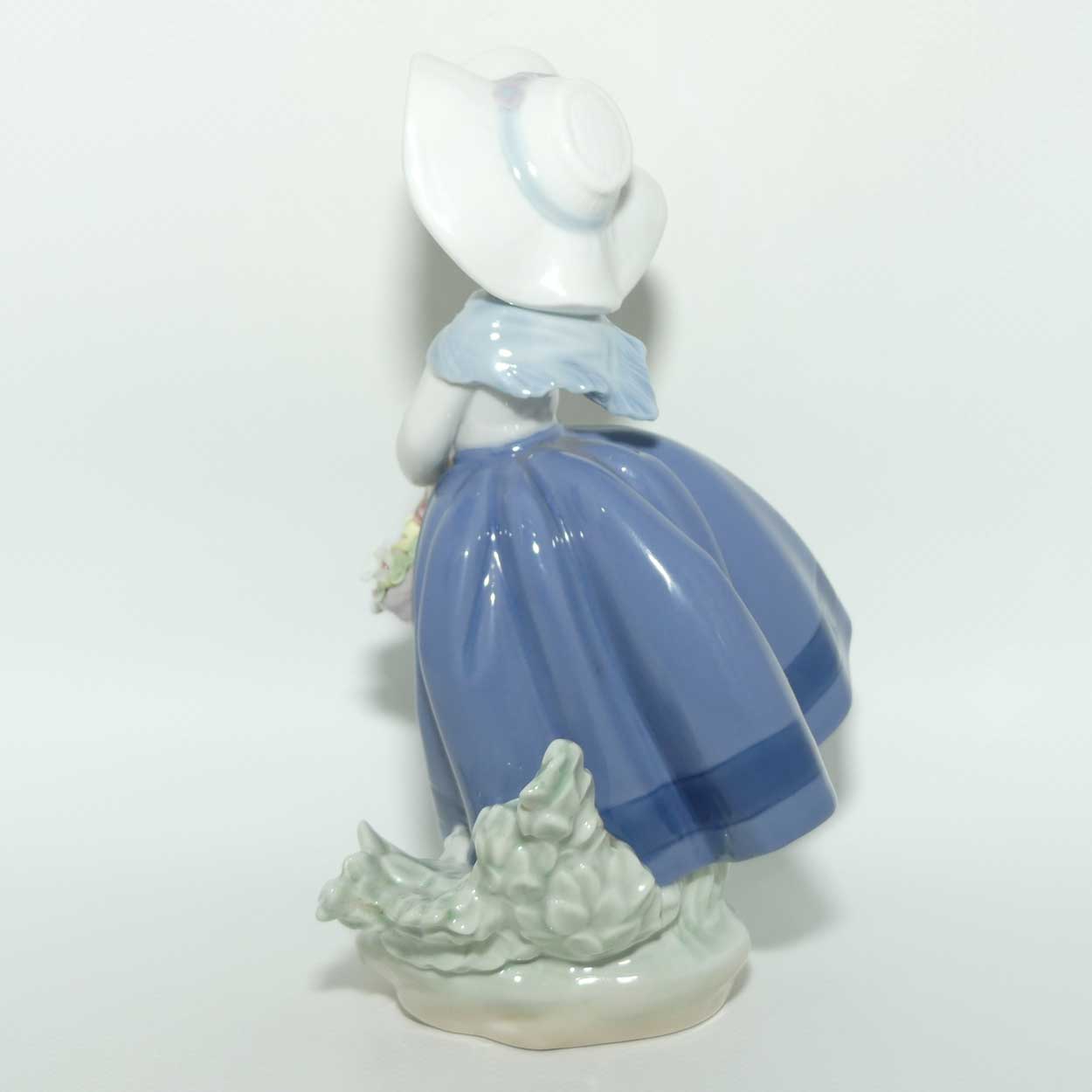 Lladro figure Pretty Pickings | #5222