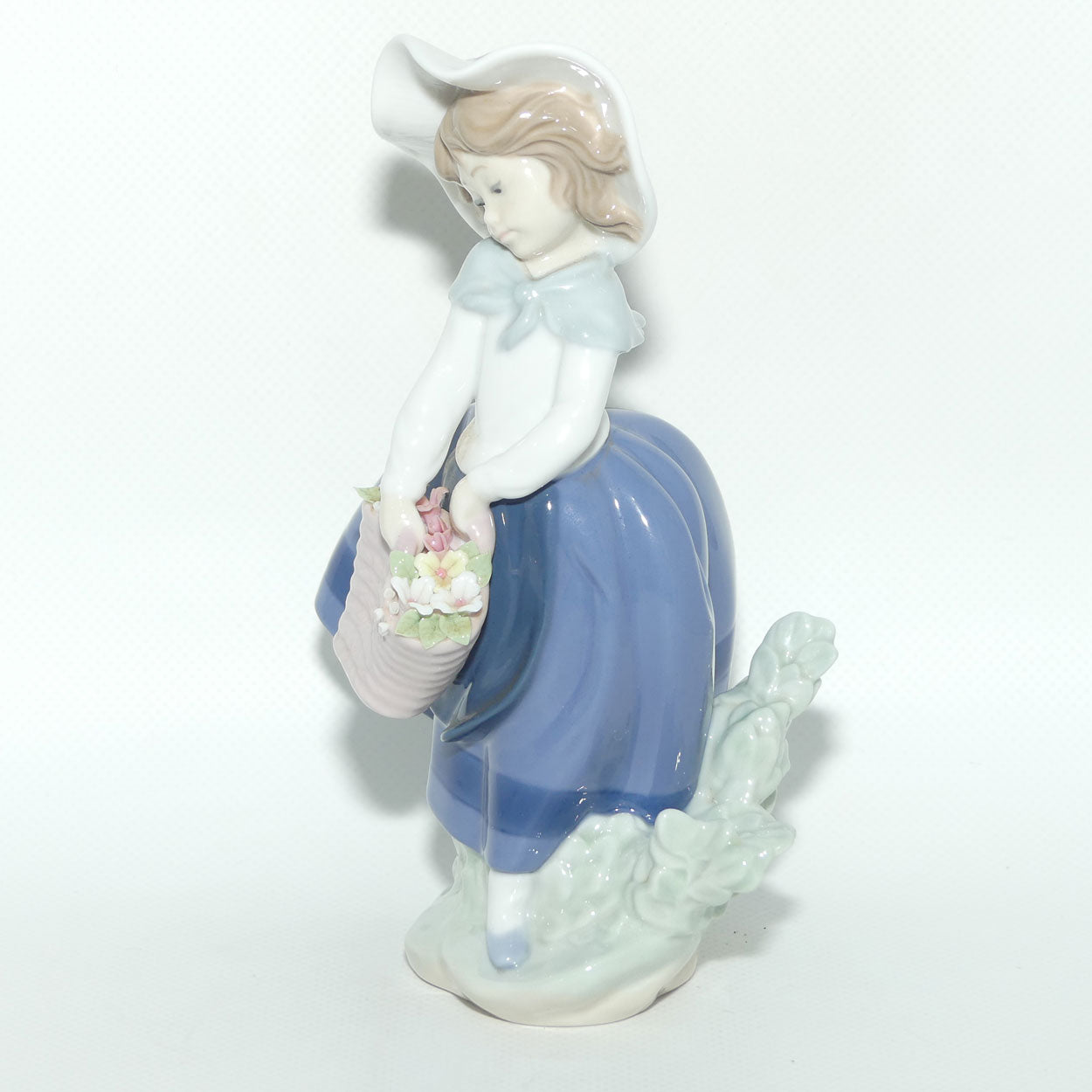 Lladro figure Pretty Pickings | #5222