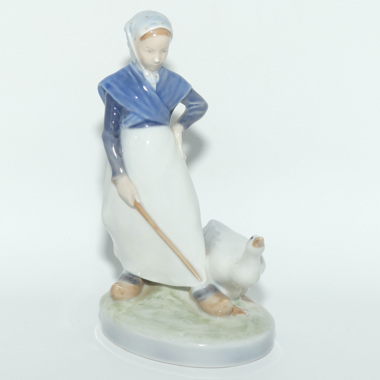 Royal Copenhagen figure 528 | Girl with Goose
