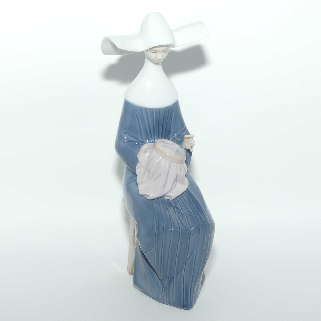 Lladro figure Time to Sew | Blue | Gloss | 5501