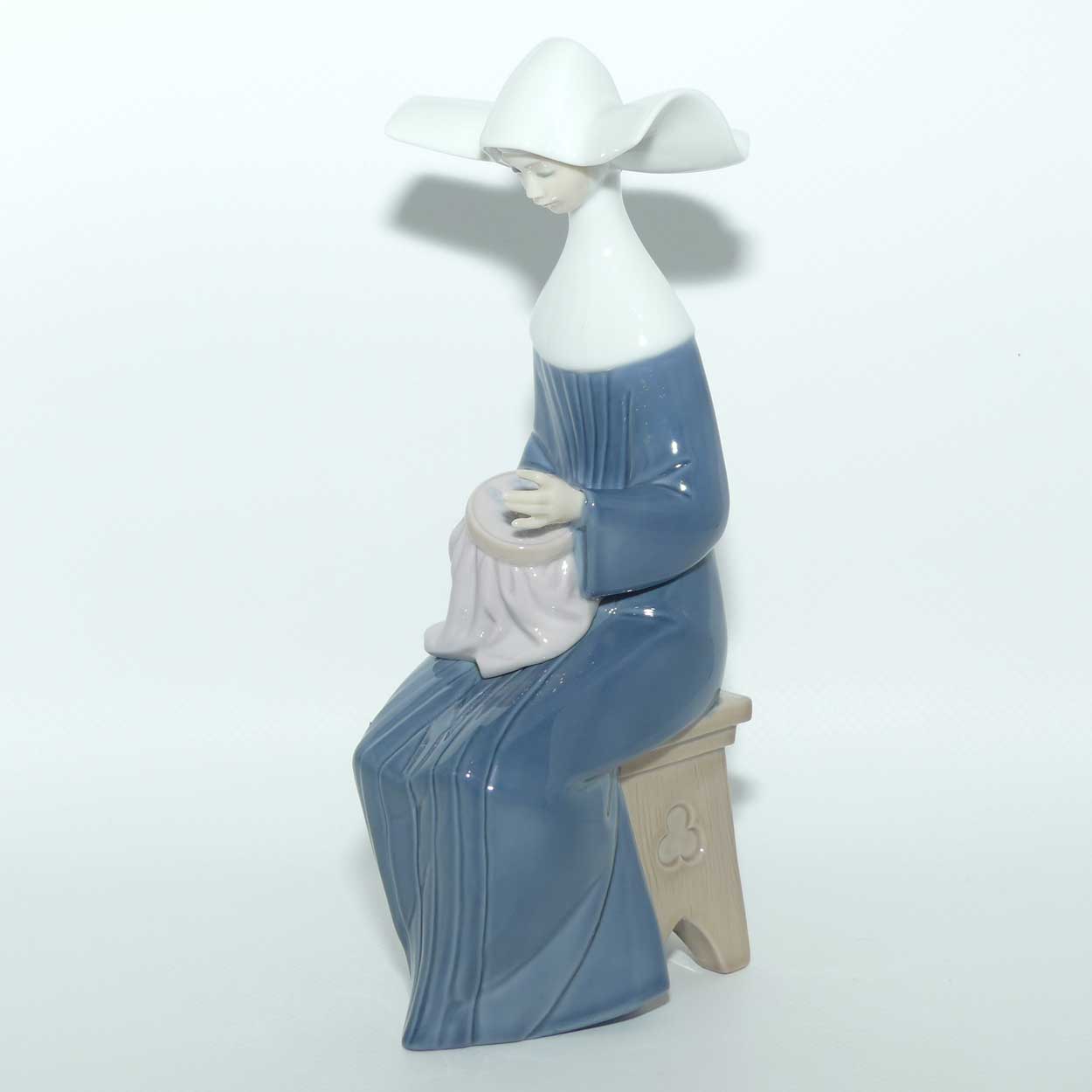 Lladro figure Time to Sew | Blue | Gloss | 5501