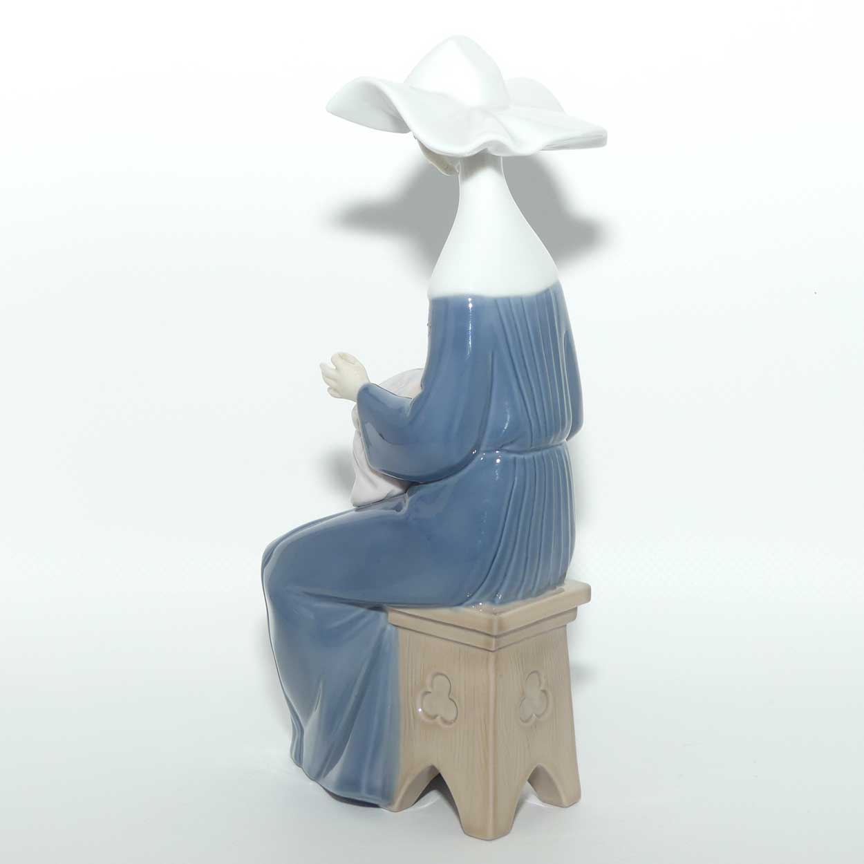 Lladro figure Time to Sew | Blue | Gloss | 5501