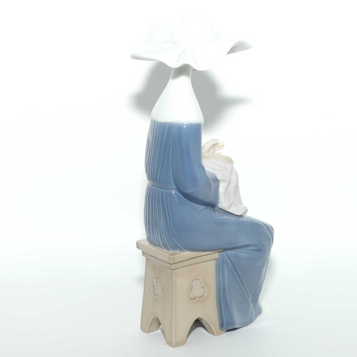 Lladro figure Time to Sew | Blue | Gloss | 5501
