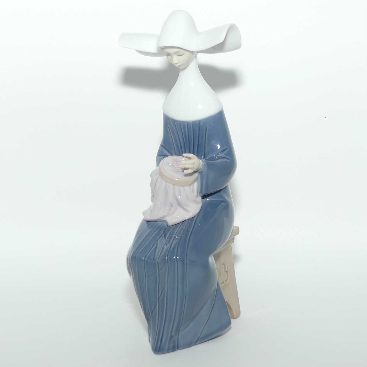 Lladro figure Time to Sew | Blue | Gloss | 5501