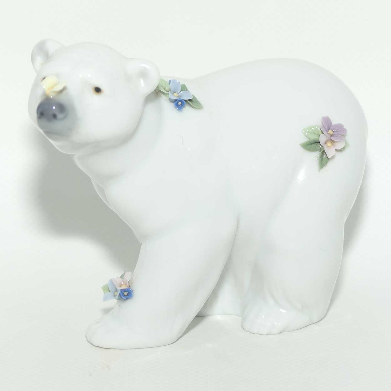 Lladro figure | Attentive Polar Bear with Flowers #6354