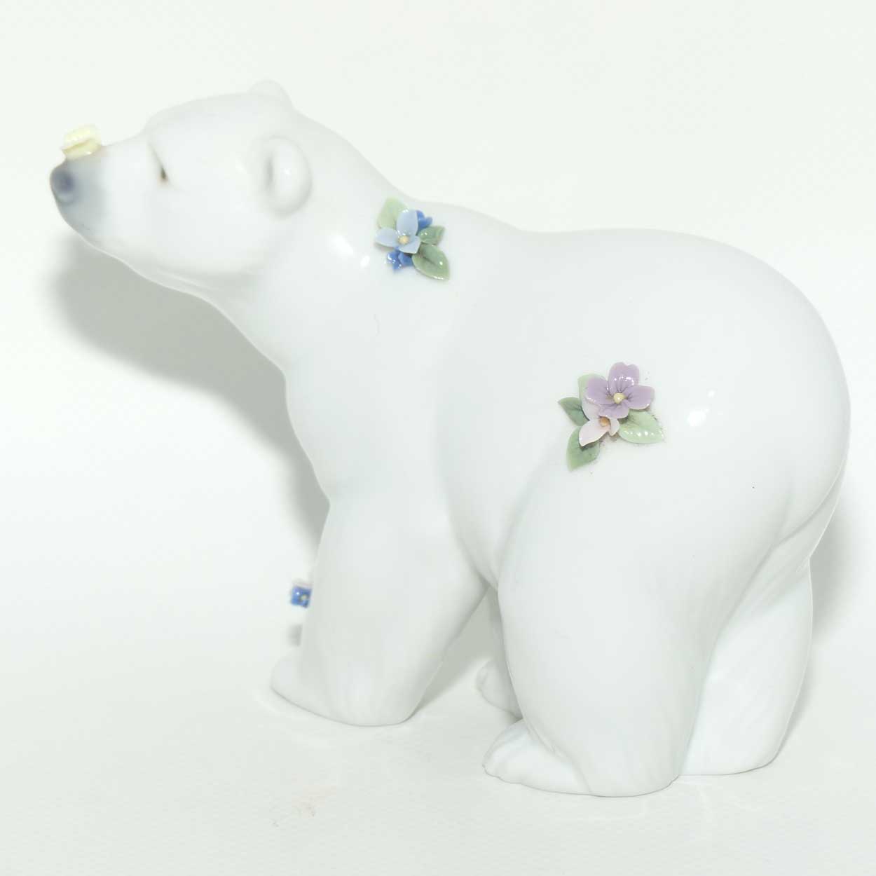 Lladro figure | Attentive Polar Bear with Flowers #6354