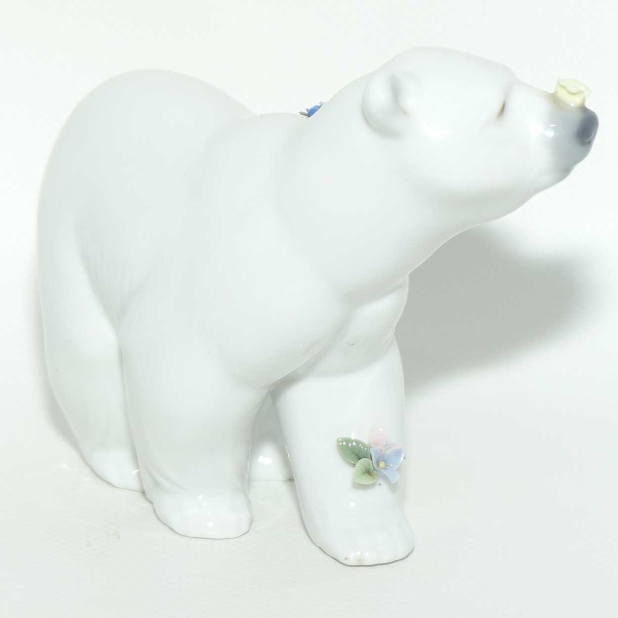 Lladro figure | Attentive Polar Bear with Flowers #6354