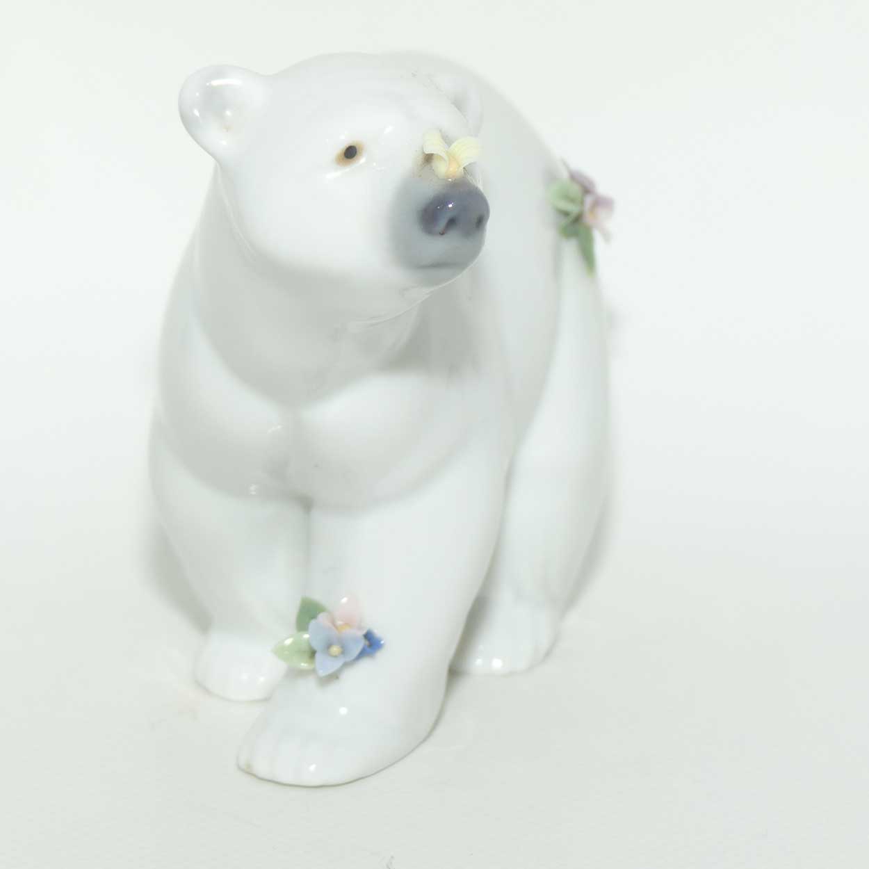 Lladro figure | Attentive Polar Bear with Flowers #6354