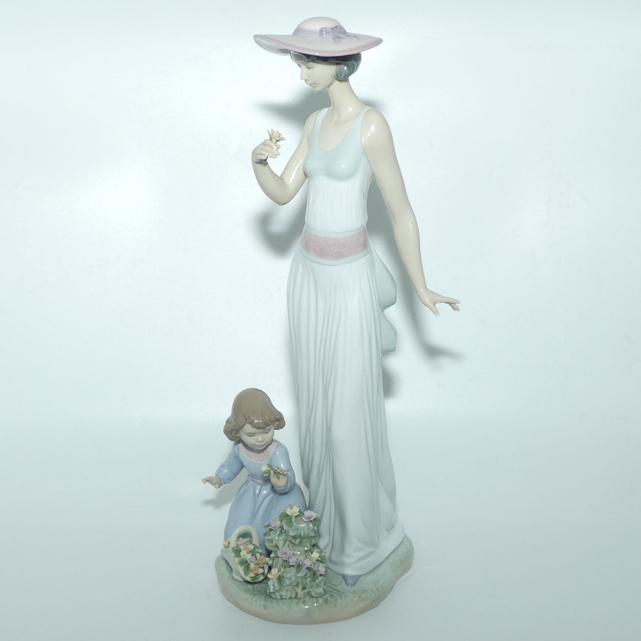Lladro figure Flowers in Bloom | #6648