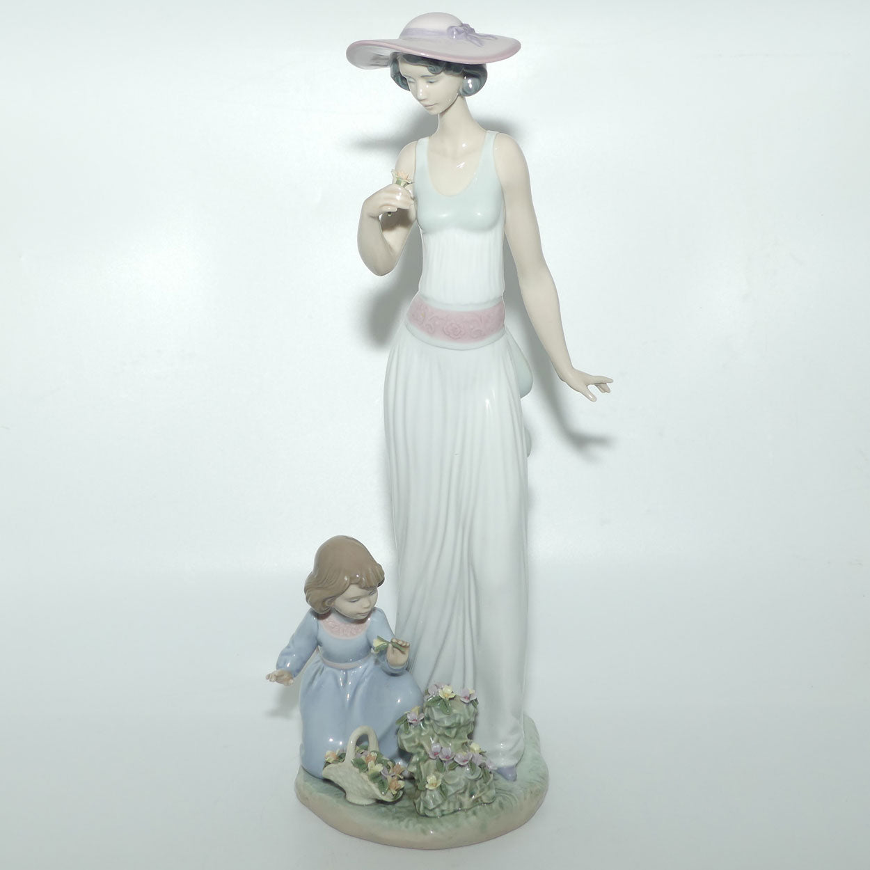 Lladro figure Flowers in Bloom | #6648