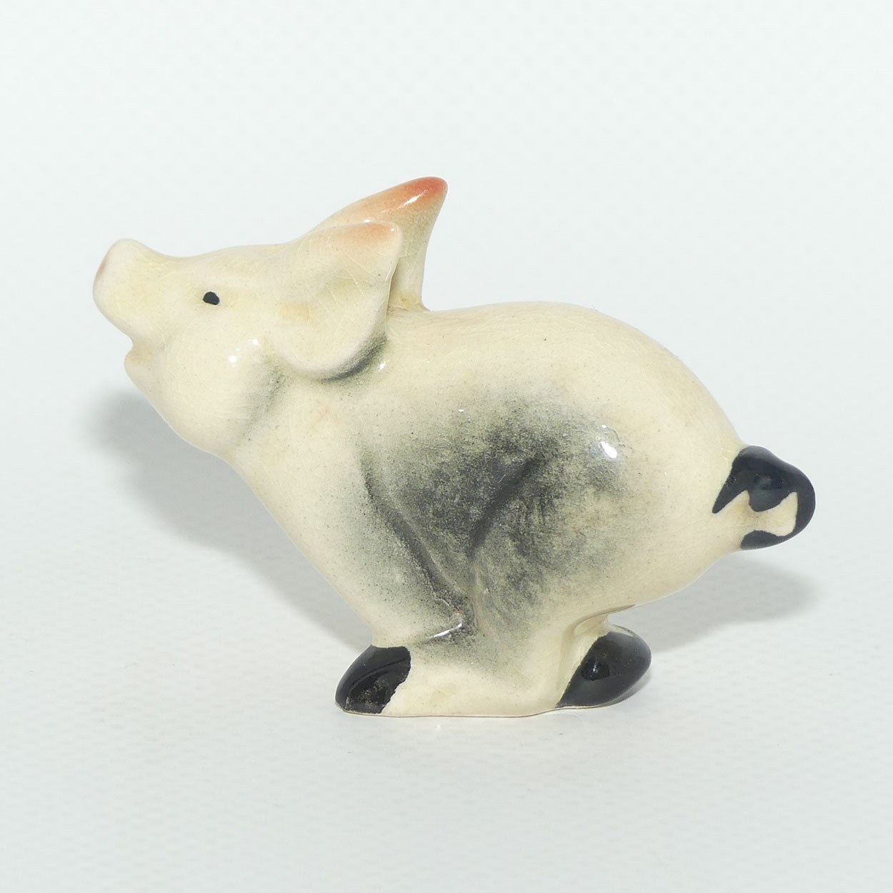 #0833 Beswick Piglet Running | early version with Dark Hooves and Spots
