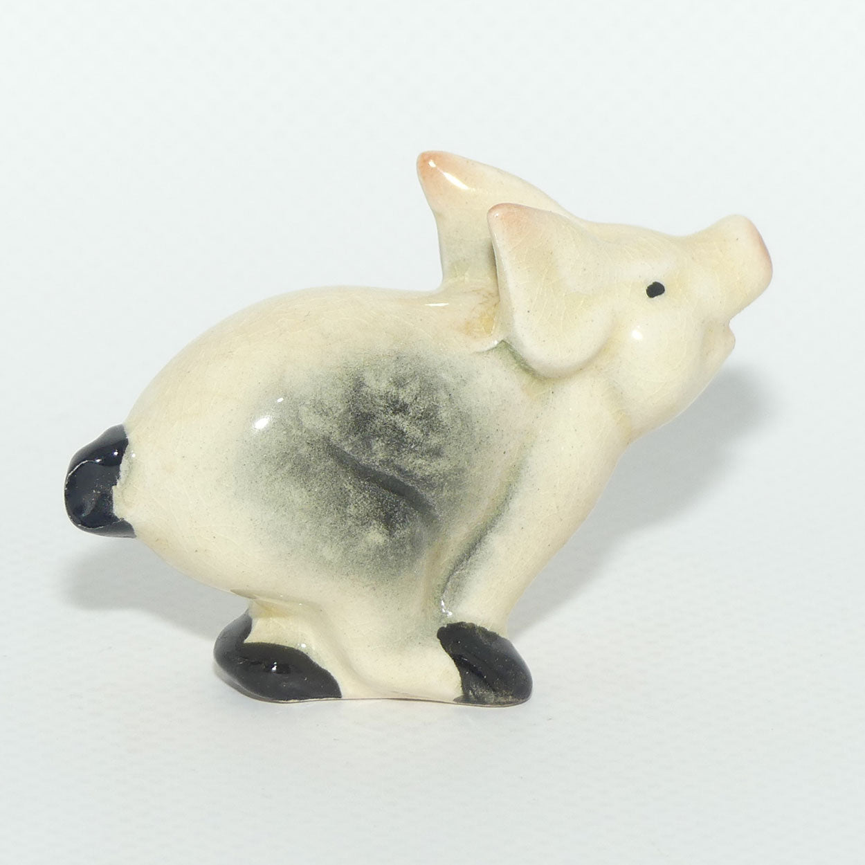 #0833 Beswick Piglet Running | early version with Dark Hooves and Spots