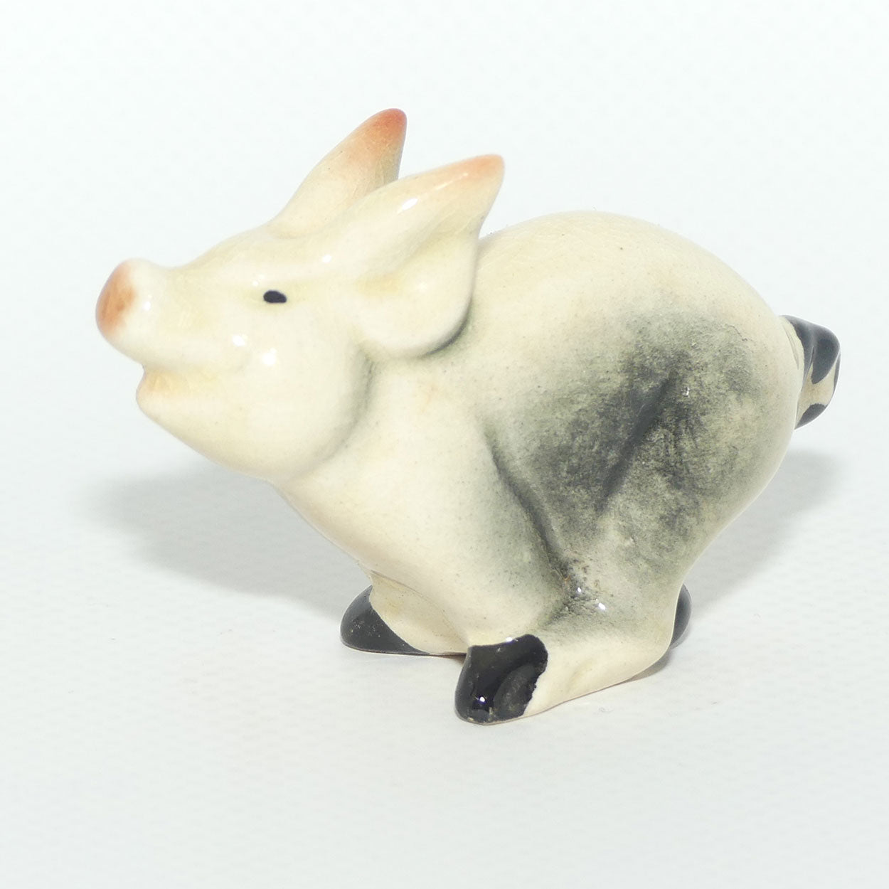 #0833 Beswick Piglet Running | early version with Dark Hooves and Spots