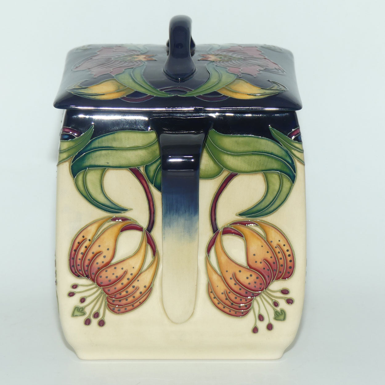 Moorcroft Anna Lily 243/6 lidded box