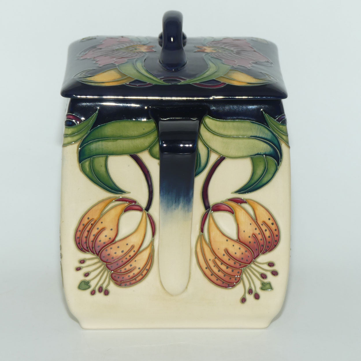 Moorcroft Anna Lily 243/6 lidded box