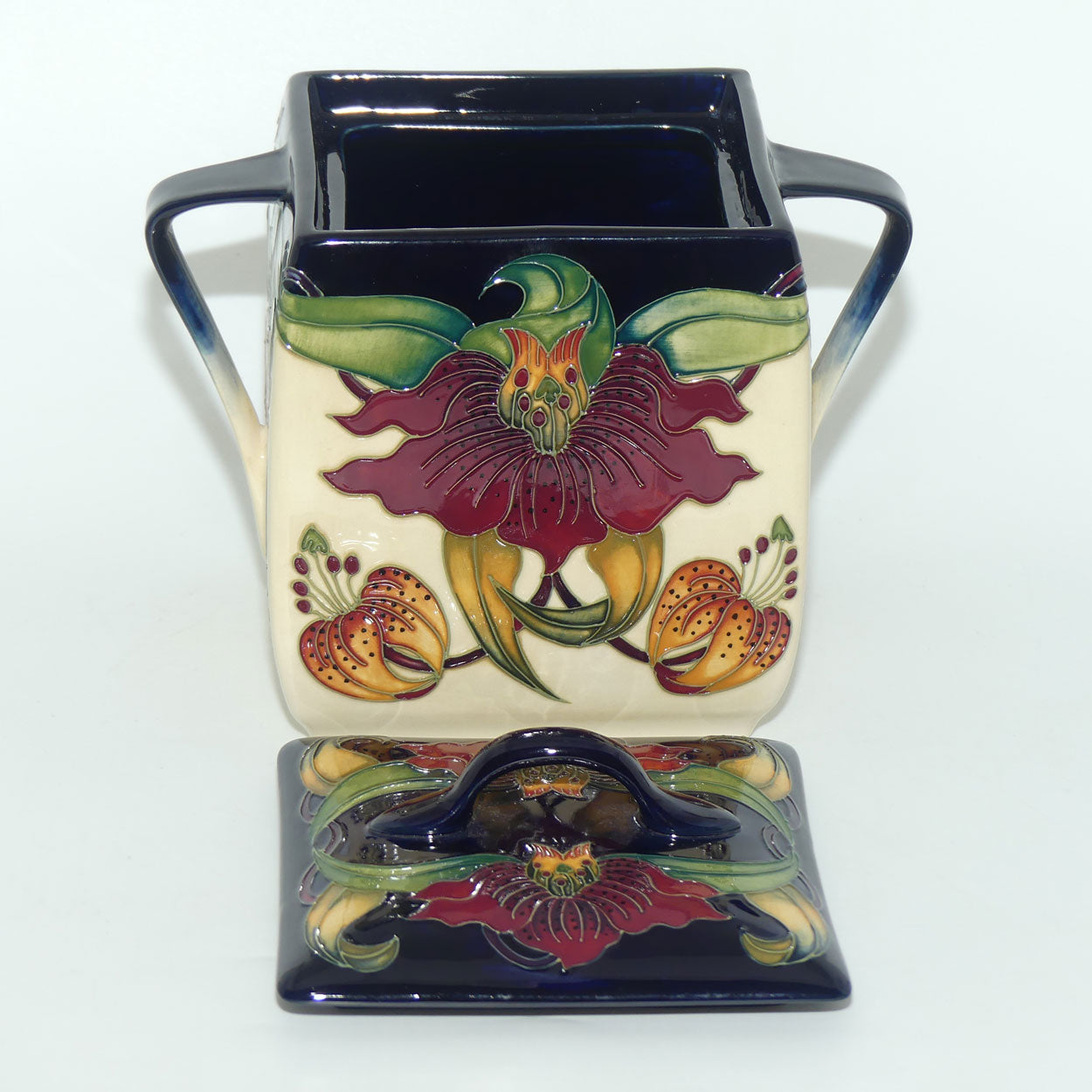 Moorcroft Anna Lily 243/6 lidded box